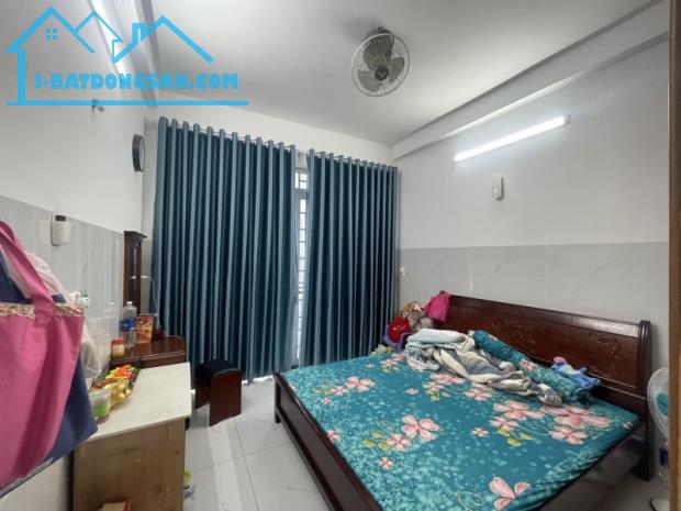 Gấp bán nhà 3 tầng, dt đất 70m2, chỉ 7.5 tỷ, gần Mt Lê Văn Việt, Q.9(cũ), Thủ Đức.