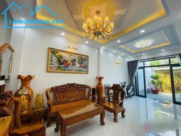 hà tại Phường LINH TÂY, TP. Thủ Đức, TP.HCM. 👉Giá: 12,9tỷ, diện tích: 106m Công nhận đủ.