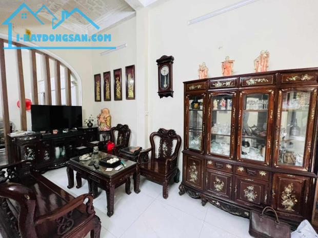 Bán nhà Phường Dịch vọng Hậu – 140m2 – MT7m – Ngõ Thông – Kinh doanh tốt – 22,5 tỷ .