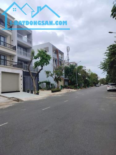 Mặt tiền viêw công viên đường D1 trãi nhựa 20m Phạm Hữu Lầu Phú Mỹ Q7 4 tầng 90m2 15.9tỷ - 1