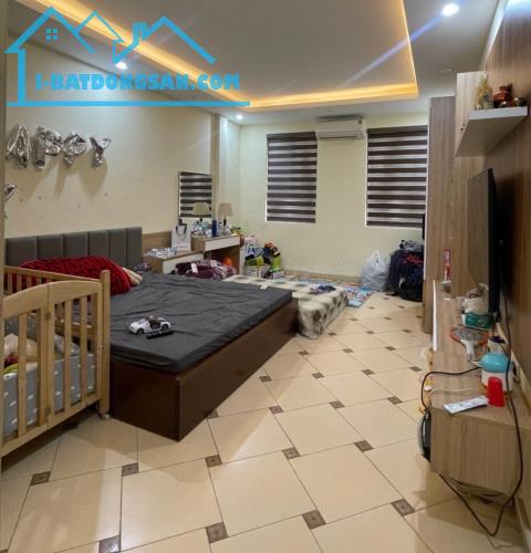 Bán nhà cũ Ngọc Lâm 51m2 - 3 tầng - Mt 4.2m - Ngõ nông - 8 phút đi Hoàn Kiếm