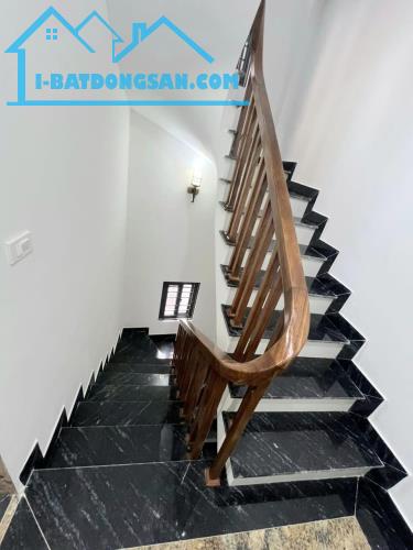 BÁN NHÀ THANG MÁY NGỌC LÂM - NHỈNH 8 TỶ Ô TÔ NGỦ TRONG NHÀ - NGAY MIPEC, CẦU LONG BIÊN