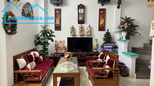 Cần bán gấp nhà VĨNH HƯNG - 42m2 - 4 tầng, lô góc, 3 mặt thoáng, ngõ thông, 3 gác đỗ cửa. - 5