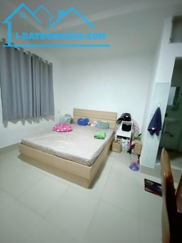 Gấp bán nhà 3 tầng, dt nền 90m2, chỉ 5.8 tỷ, thông Mt ẩm thực Hoàng Diệu 2, Thủ Đức.