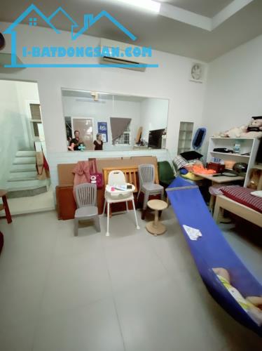 Gấp bán nhà 3 tầng, dt nền 90m2, chỉ 5.8 tỷ, thông Mt ẩm thực Hoàng Diệu 2, Thủ Đức. - 1