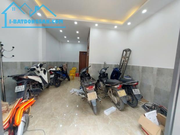 Bán tòa CHDV  Phú Diễn: 50m2*5 tầng*11 phòng* doanh thu 50 tr/tháng. Ô tô đỗ cửa.