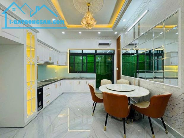 BÁN GẤP NHÀ MỚI TINH HÀNG XÓM PHÚ MÝ HƯNG - 3 TẦNG KIÊN CỐ HXH 1806 HUỲNH TẤN PHÁT