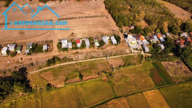 Lô đất 200m2, sổ Hồng riêng, full thổ cư, đường ô tô, gần đầm Ô Loan, giá 350 triêu - 2