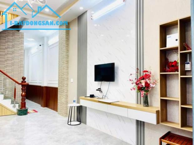 Bán nhà gần ủy ban quận Gò Vấp, gần 40M2, 2T 3PN, nhỉnh 3T