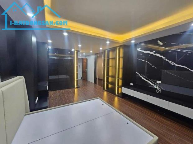 BÁN NHÀ LÊ TRỌNG TẤN - TX , DT55M , MT4M ,GIÁ HƠN 12 TỶ - Ô TÔ ĐỖ CỬA - THANG MÁY CHỜ - 2