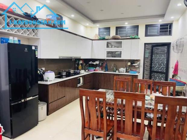 Bán nhà phân lô Hoàng Văn Thái. Thanh Xuân DT 83m x 5T. Mặt tiền 4m. Giá 17.8 tỷ - 2