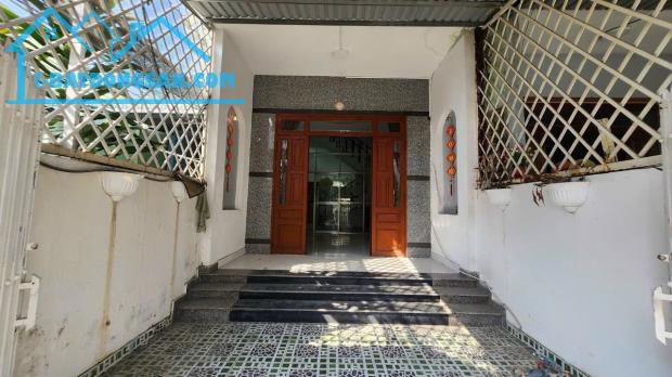 + Vị trí: Khu dân cư Phường Bửu Hòa, gần ngay ngã 4 chợ Đồn. + Nhà 1 Trệt 1 Lầu, - 1