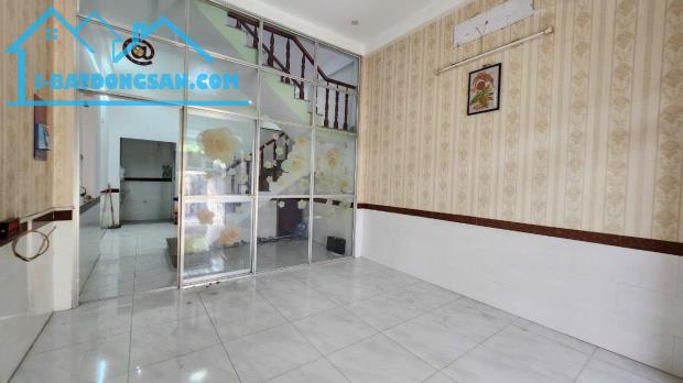 + Vị trí: Khu dân cư Phường Bửu Hòa, gần ngay ngã 4 chợ Đồn. + Nhà 1 Trệt 1 Lầu, - 2