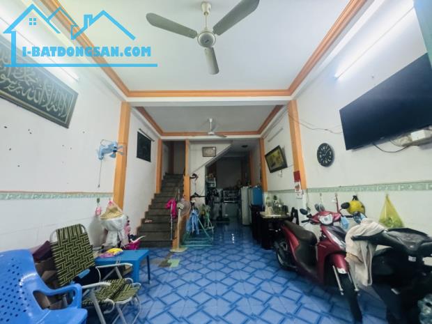 SÁT QUẬN 1 - NHÀ 54M2 - NGANG 4M3 - 3 TẦNG - P1 QUẬN 8 - CHỈ 4.x TỶ - 4