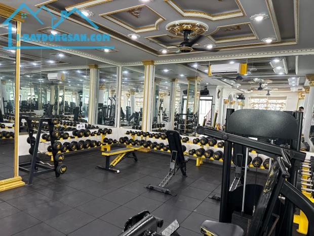 CHO THUÊ NHÀ MẶT TIỀN ĐƯỜNG LÊ BÌNH 5 LẦU 1500M2 - 2