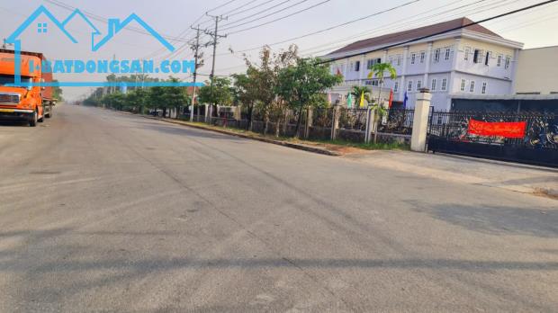 Cho thuê nhà xưởng 5000m2, giá 300 triệu, thuộc huyện Đức Hòa, Long An. 0974480757 - 3