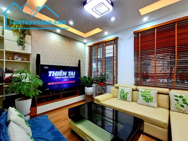 Bán Nhà cực đẹp, mặt tiền rộng,ô tô,KD, Nguyễn Phúc Lai, Đống Đa 80m2, giá 22 tỷ