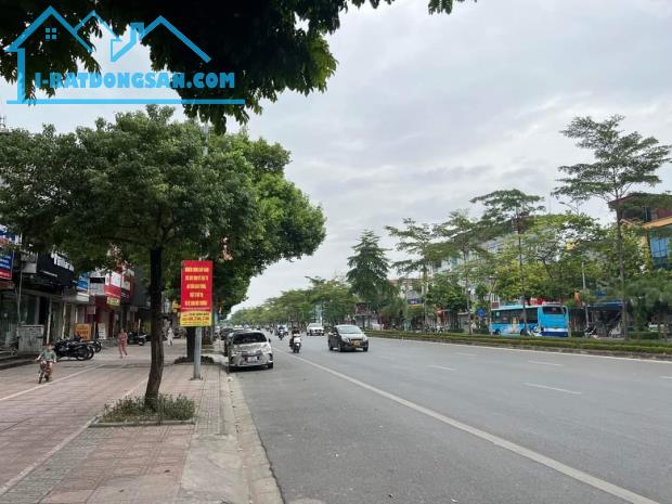 Bán nhà Mặt phố Ngô Gia Tự, Long Biên, 180m2, vỉa hè 10m, kinh doanh sầm uất, giá đầu tư - 3