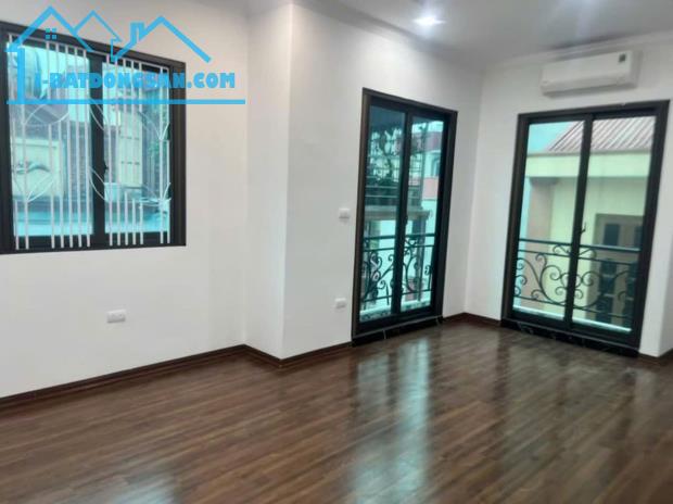 Bán Nhà Đang Xây Có Thang Máy Ở Cầu Đơ,Ngõ Thông,Rộng.Ô Tô Lùi Cửa,Gía 7.8Tỷ Có TL