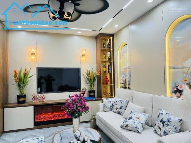 Bán nhà Hoàng Mai 33m², ô tô đỗ cửa vào nhà, nội thất 5*, mặt tiền 6.5m, an sinh đỉnh, 7.8 - 2