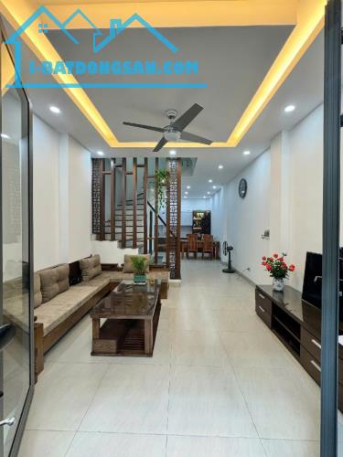 Trung tâm Long Biên, ô tô qua lại, full nội thất – 47m2, 4 tầng, 4.1m - Chào 10.88 tỷ. - 4