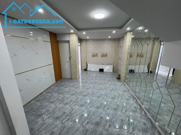 1 NHÀ RA PHỐ NGỌC LÂM 31M2 NHÀ ĐẸP DÂN XÂY Ô CHỜ THANG MÁY. 6,1TỶ - 4