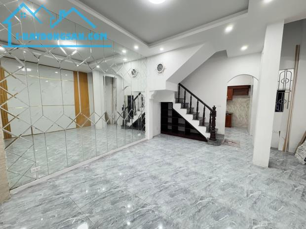 1 NHÀ RA PHỐ NGỌC LÂM 31M2 NHÀ ĐẸP DÂN XÂY Ô CHỜ THANG MÁY. 6,1TỶ - 3