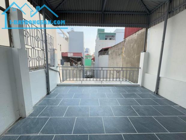 1 NHÀ RA PHỐ NGỌC LÂM 31M2 NHÀ ĐẸP DÂN XÂY Ô CHỜ THANG MÁY. 6,1TỶ