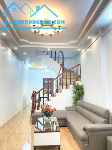 Nhà đẹp Phố Trung Kính, trung tâm quận, lô góc 3 thoáng, 53m2 - 4 tầng, giá cực tốt.