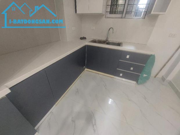 🏠 Nhà đẹp về ở ngay ,trung tâm hoàng cầu DT 30m 5t.mt 3.2 m thoáng trước thoáng sau( giá - 4