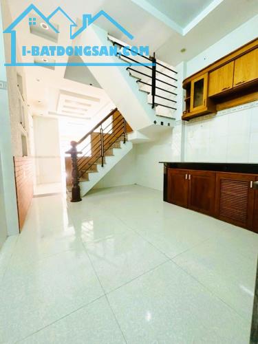 NHỈNH 4 TỶ - LÔ GÓC 3 TẦNG - DT 50 M2, 2 MẶT HẺM XE HƠI, NGUYỄN VĂN KHỐI, GẦN CV LÀNG HOA. - 3