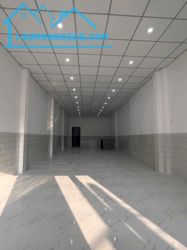 Bán Nhà DT 120M2 mặt tiền đường Nguyễn Văn Hoa ngay ngã Ba Máy Cưa cách Phạm Văn Thuận 30M