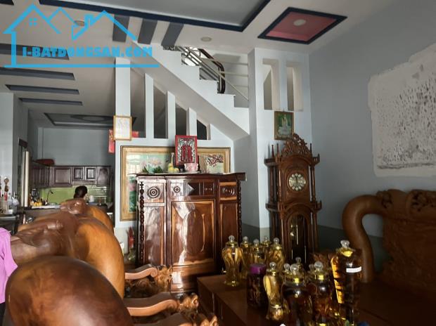 Bán nhà tặng Salon Gỗ tay 25cm nhà 157m2, 5m x 30m, 3 tầng
