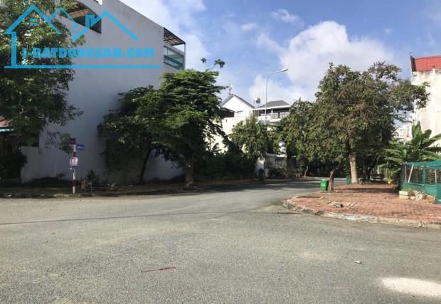 Bán nhanh một nền góc 2 mặt tiền duy nhất, mặt tiền đường D5 (lộ giới 20m) dự án Kiến á Q9 - 2