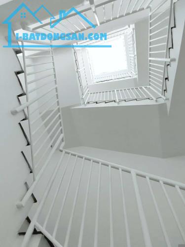 Định cư Mỹ, bán nhà mặt tiền 2 Tầng, 12x25, 5 tầng thang máy, dòng tiền cao, shr, 2x tỷ - 5