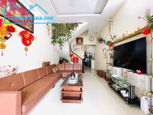 Bán nhà phố Tây Sơn, Đống Đa, Hà Nội
DT 40m2, xây 4 tầng. Giá chào 4.8 tỷ có thương lượng - 3