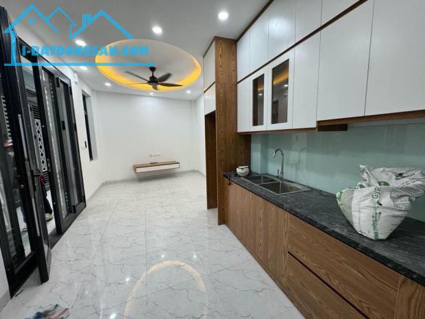 HIẾM NHÀ PHÚC LỢI 30M2, 5 TẦNG Ô TÔ ĐỖ CỔNG CHỈ 4,15 TỶ