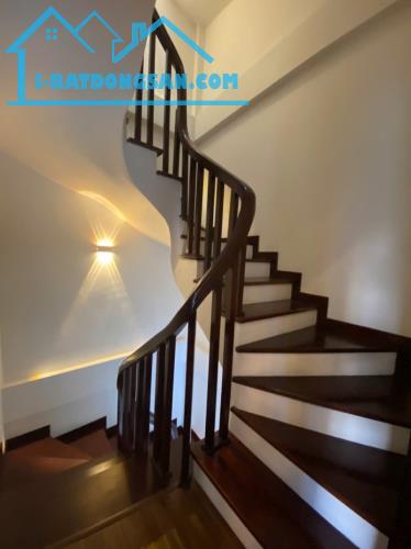 Bán nhà Ngọc Lâm,Long Biên 5 tầng,36m,mr4.6m oto đỗ gần,lô góc nhỉnh 7 tỷ