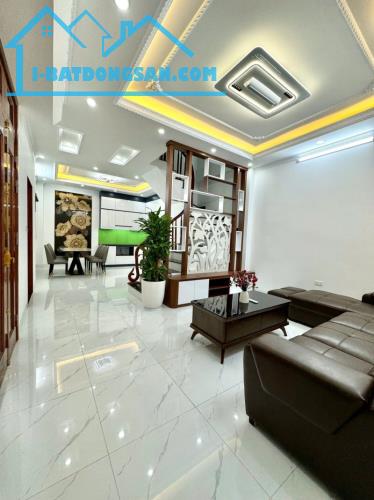 Bán nhà Ngọc Lâm,Long Biên 5 tầng,40m,mt8.6m oto đỗ gần nhỉnh 7 tỷ - 1