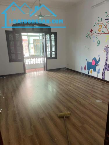 Cho thuê nhà ngõ ô tô Phùng Chí Kiên Cầu Giấy 170m x 4T, MT 10M giá 38 triệu