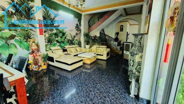 Bán Biệt thự ngang hiếm 7m dài 14m 3 lầu xe hơi quay đầu P11 Bình Thạnh giá nhỉnh 13 tỷ