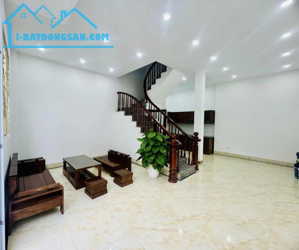 Thanh Trì bán nhà 3 tầng  42m2 dân xây Ô tô đỗ cửa HƠN 3 tỷ .