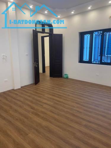 NHÀ ĐẸP ĐÊ LA THÀNH: 64M.4 TẦNG 3 NGỦ.8,15 TỶ.TL.