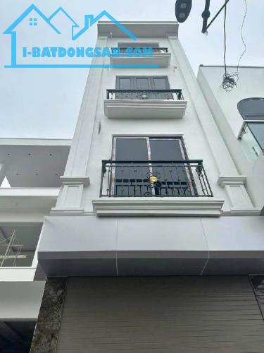 Siêu phẩm-Ô TÔ ĐỖ CỬA - VIEW CÔNG VIÊN - SÂN BÓNG-DT 35M2-4 TẦNG-4 NGỦ-ĐỦ CÔNG NĂNG