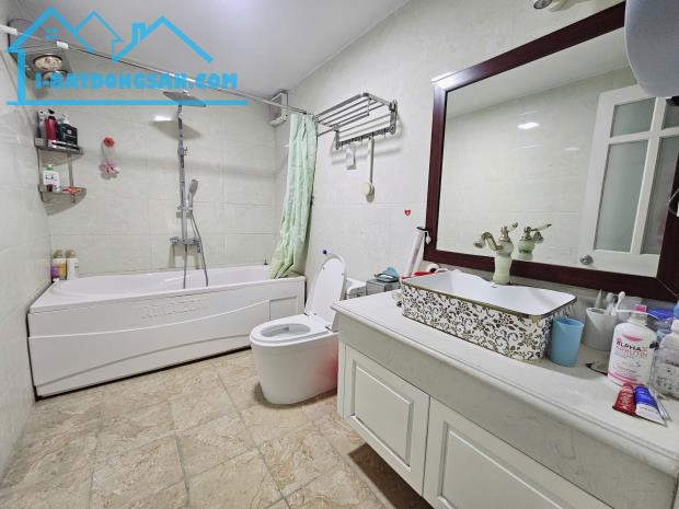 Bán 140m - 4 Tầng - 8m.mặt Tiền. ( Hoàng Hoa Thám ) Ba Đình