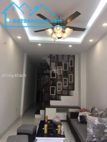 Cho thuê nhà ngõ ba gác phố Kim Giang Thanh Xuân 35m x 3 tầng, giá 10tr/tháng