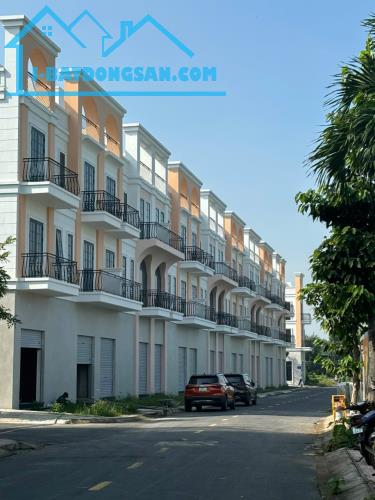 Sở hữu shophouse 1 trệt 3 lầu, 2 mặt tiền, giá chỉ 2,6 tỷ, SHR. - 1