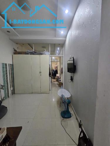 Bán nhà 2 Tầng nhỏ xinh liền kề Quận 1, Nội thất ĐẸP phù hợp gia đình ít người