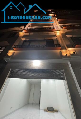 BÁN NHÀ NGỌC LÂM LONG BIÊN, 7T GA RA, THANG MÁY, 15M RA Ô TÔ TRÁNH, GIÁ HỢP LÝ