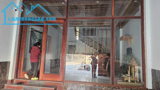 Bán nhà Liên Bảo, Vĩnh Yên, 11 tỷ, 135 m2, 5,5m mặt tiền, 10 pòng ngủ, hàng hiếm giá tốt